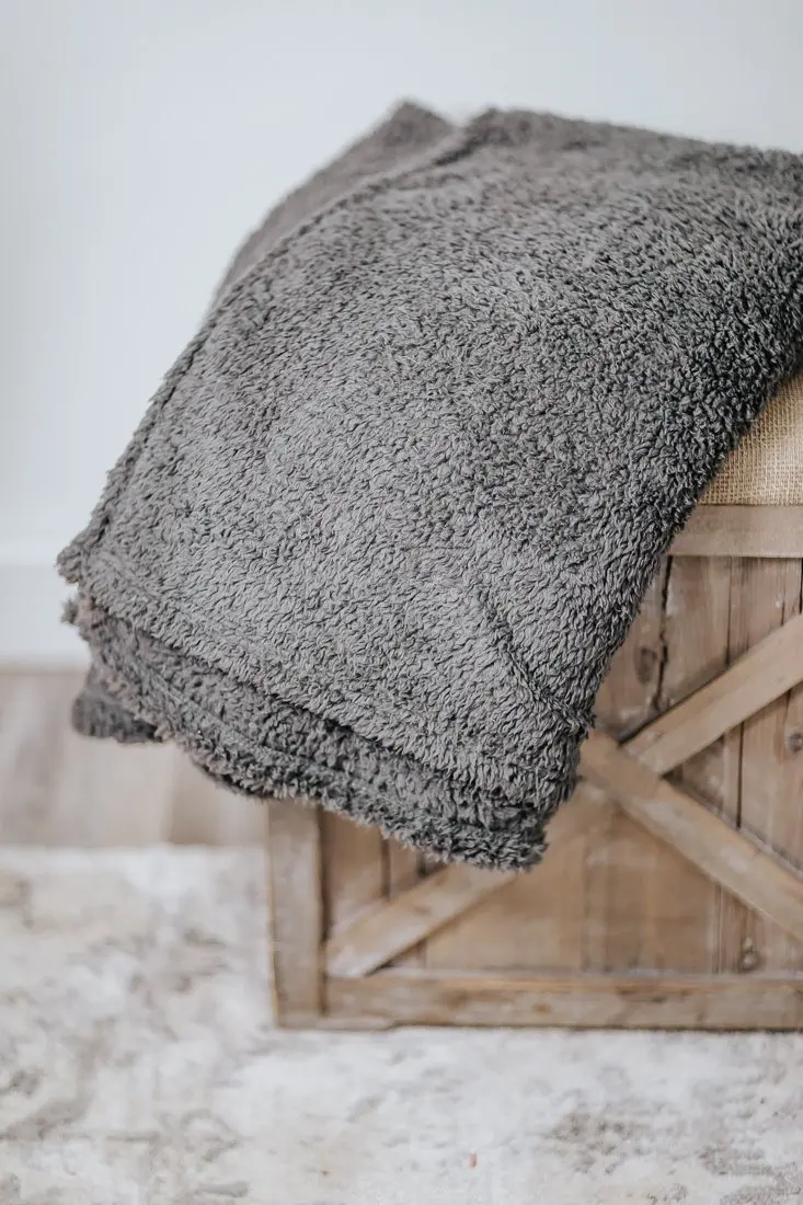 Snugging Up Softy Fleece Blanket In Charcoal 1